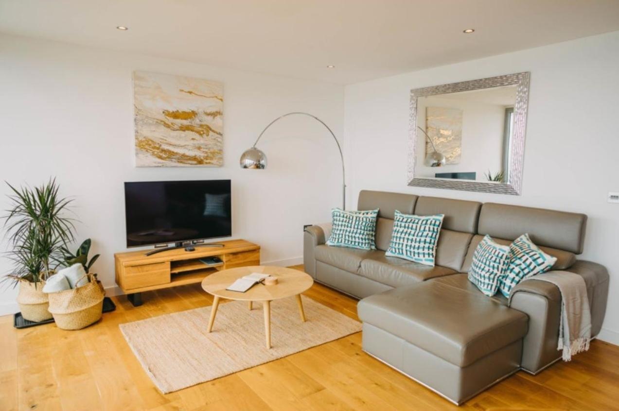 Sunset Waves Sea View Apartment Featuring Panoramic Views & Parking New Quay Exteriér fotografie
