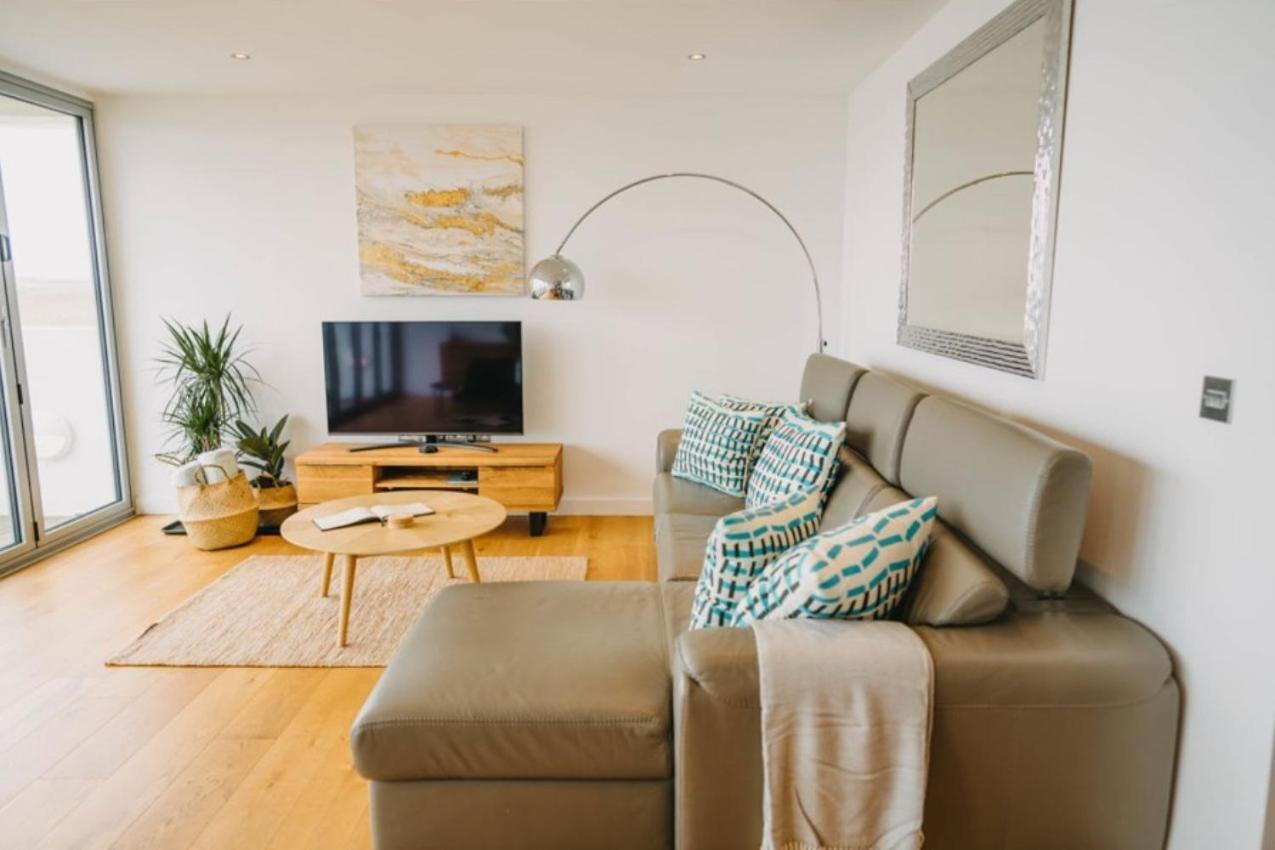 Sunset Waves Sea View Apartment Featuring Panoramic Views & Parking New Quay Exteriér fotografie
